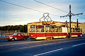 San Pietroburgo - tram scalcinati attraversano i ponti sulla Neva. 